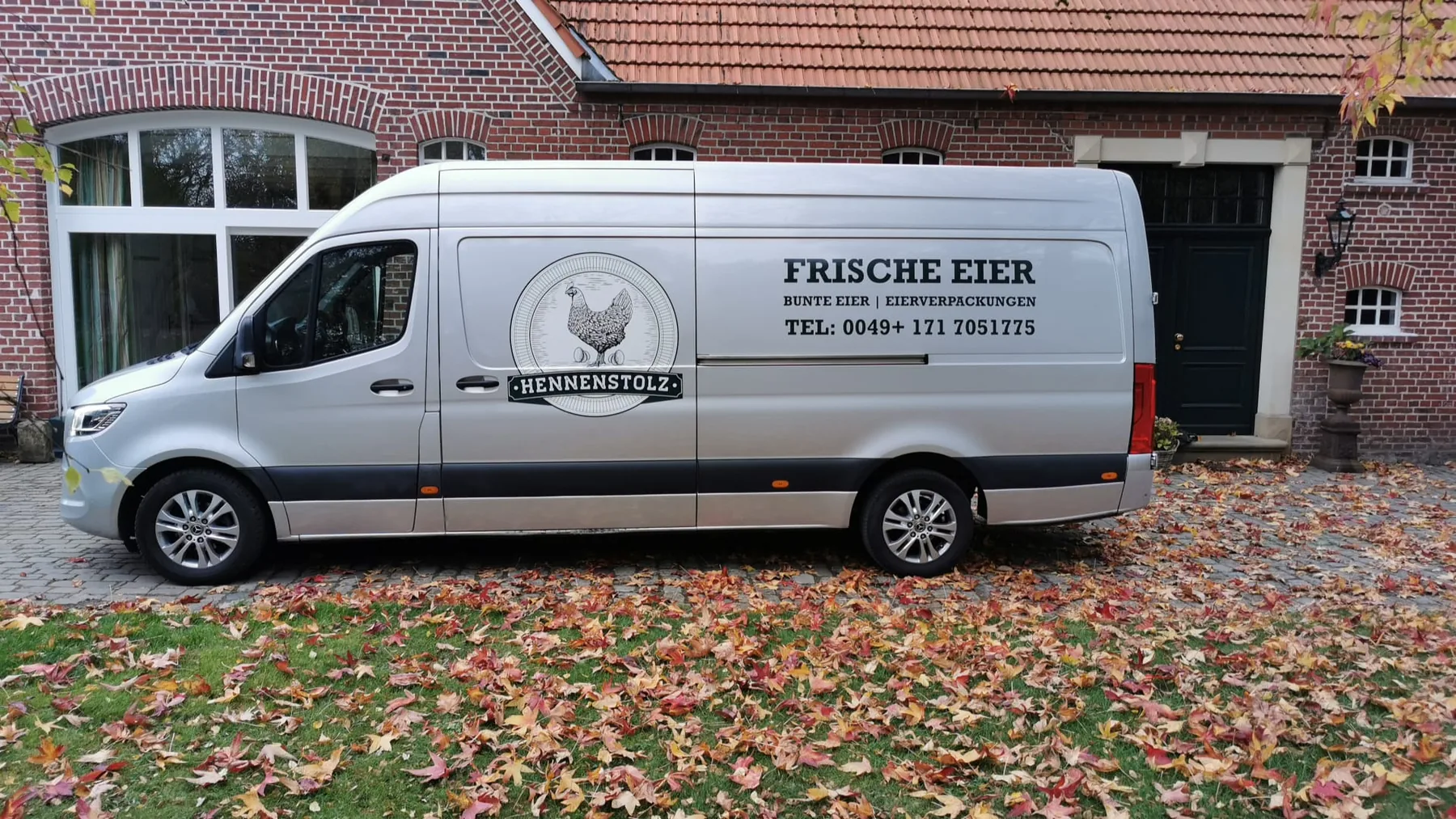 Hennenstolz Sprinter vor einem Bauernhaus